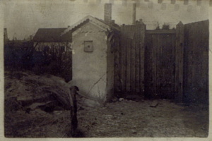 Poort met Wachthuisje bij de ingang van de Himmelfahrtstrasse in het voormalige Lager 2, augustus 1944. Links de boerderij.