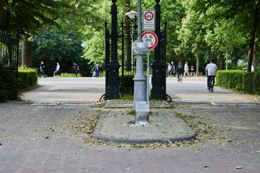 Spiegelmonument Sobibor En wat doe jij?! bij ingang van het Vondepark in de Van Eeghenstraat in Amsterdam