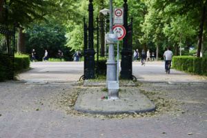 Spiegelmonument Sobibor En wat doe jij?! bij ingang van het Vondepark in de Van Eeghenstraat in Amsterdam
